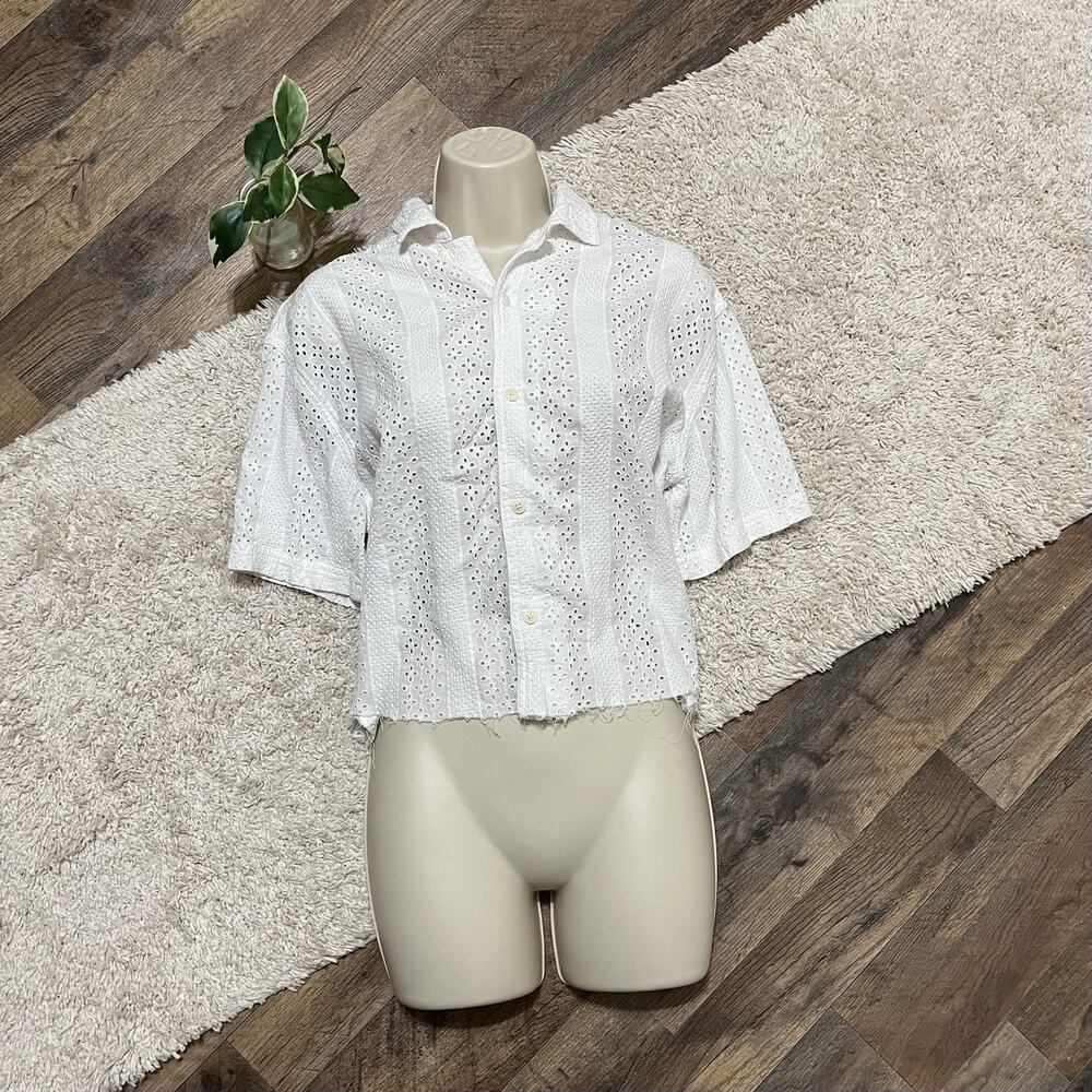 American Eagle Size XS White Embroidered Eyelet Cropped Button Down Top
